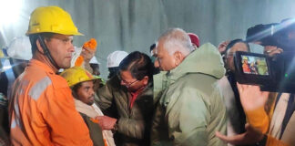 Logran liberar a 41 trabajadores indios atrapados en un túnel Logran liberar a 41 trabajadores indios atrapados en un túnel