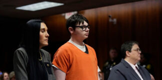 Dan cadena perpetua a Ethan Crumbley, tirador de la escuela de Oxford Dan cadena perpetua a Ethan Crumbley, tirador de la escuela de Oxford