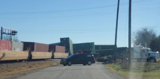 Un tren en el norte de Texas se descarriló tras chocar a un camión de 18 ruedas Un tren en el norte de Texas se descarriló tras chocar a un camión de 18 ruedas