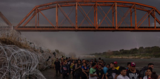 Abbott firma ley para otorgar a la policía la autoridad de arrestar inmigrantes ilegales Abbott firma ley para otorgar a la policía la autoridad de arrestar inmigrantes ilegales