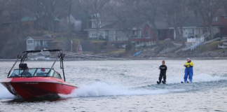 El equipo de esquí acuático Little Crow se entrenó en Navidad en aguas sin hielo… El equipo de esquí acuático Little Crow se entrenó en Navidad en aguas sin hielo...