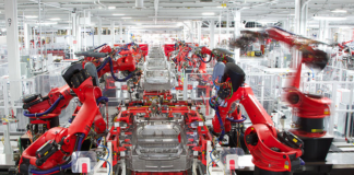 Un ingeniero de Tesla fue víctima de un sangriento ataque por parte de un robot Un ingeniero de Tesla fue víctima de un sangriento ataque por parte de un robot