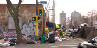 Terminan de sacar un campamento de Eat Street: ¿a dónde va toda esa gente sin hogar? Terminan de sacar un campamento de Eat Street: ¿a dónde va toda esa gente sin hogar?