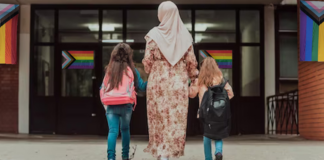 Familias musulmanas en St. Louis Park no quieren que sus hijos lean libros con temas LGBTQ+ Familias musulmanas en St. Louis Park no quieren que sus hijos lean libros con temas LGBTQ+