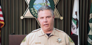 Adolescente arrestado por asesinar a sus padres y herir a su hermana Adolescente arrestado por asesinar a sus padres y herir a su hermana