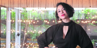 Maya Zapata ve sombras en las luces decembrinas Maya Zapata ve sombras en las luces decembrinas