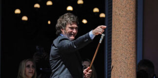 Gobierno de Milei devalúa más de 50% la moneda argentina Gobierno de Milei devalúa más de 50% la moneda argentina