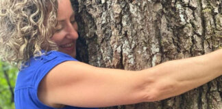 Mujer se declara “ecosexual” y narra romance con un árbol Mujer se declara "ecosexual" y narra romance con un árbol