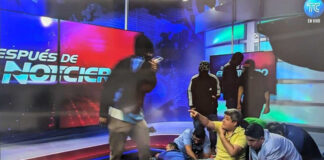 Encapuchados armados irrumpen en televisora en Ecuador Encapuchados armados irrumpen en televisora en Ecuador