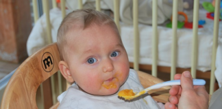 Klobuchar pide una investigación federal sobre el puré de manzana contaminado Klobuchar pide una investigación federal sobre el puré de manzana contaminado