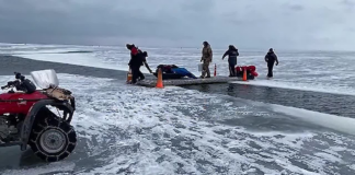 Los rescates de pescadores en capas de hielo rotas no cesan: alerta de la policía Los rescates de pescadores en capas de hielo rotas no cesan: alerta de la policía