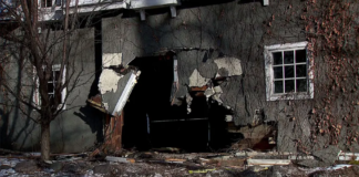 Robaron una camioneta BMW y la estrellaron contra un garaje Robaron una camioneta BMW y la estrellaron contra un garaje