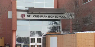 Las clases se cancelaron en St. Louis Park High School después de que estallaran dos peleas Las clases se cancelaron en St. Louis Park High School después de que estallaran dos peleas