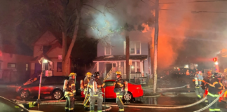 Un incendio de dos casas en el sur de Minneapolis terminó con dos bomberos heridos Un incendio de dos casas en el sur de Minneapolis terminó con dos bomberos heridos