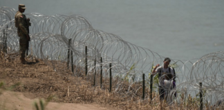 Texas mantiene estrictas medidas de seguridad fronteriza tras el OK para cortar alambre de púas Texas mantiene estrictas medidas de seguridad fronteriza tras el OK para cortar alambre de púas
