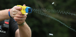 Un policía activó la pistola Taser en un intento de desalojo: hay investigación Un policía activó la pistola Taser en un intento de desalojo: hay investigación