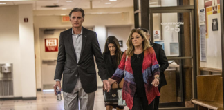 Los padres de la modelo de Onlyfans, Courtney Clenney, han sido arrestados en Austin Los padres de la modelo de Onlyfans, Courtney Clenney, han sido arrestados en Austin