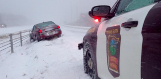 Un hombre de Alaska, de 37 años, volcó con su auto y murió en Maplewood Un hombre de Alaska, de 37 años, volcó con su auto y murió en Maplewood