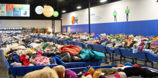 Decenas de personas están esperando entrar en los contenedores de Goodwill… Decenas de personas están esperando entrar en los contenedores de Goodwill...