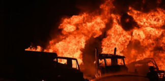 Bomberos sofocan incendio de camiones petroleros en New Hampshire Bomberos sofocan incendio de camiones petroleros en New Hampshire