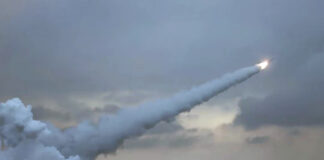 Kim Jong Un supervisó lanzamiento de misiles crucero desde un submarino Kim Jong Un supervisó lanzamiento de misiles crucero desde un submarino