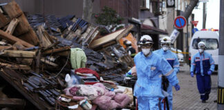 Encuentran sobrevivientes entre los escombros tras sismo en Japón Encuentran sobrevivientes entre los escombros tras sismo en Japón
