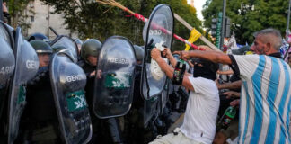 Tras protestas en Argentina, diputados pausan voto a “ley ómnibus” Tras represión a protestas, diputados dejan debate sobre ley de Milei