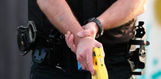 Murió el hombre atacado por una pistola Taser en un allanamiento: investiga la BCA Murió el hombre atacado por una pistola Taser en un allanamiento: investiga la BCA