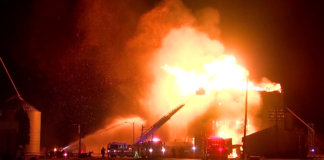 Dejaron a la ciudad sin agua y cancelaron las clases para apagar un incendio en un elevador de granos Dejaron a la ciudad sin agua y cancelaron las clases para apagar un incendio en un elevador de granos