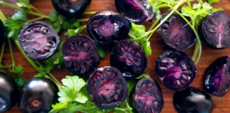 El tomate como nunca antes lo viste: color de una uva y con pulpa color ciruela El tomate como nunca antes lo viste: color de una uva y con pulpa color ciruela