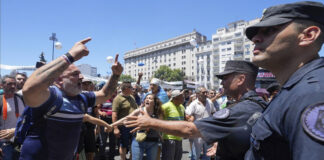 Atacan a activista social en aniversario de dictadura militar en Argentina Atacan a activista de derechos humanos en aniversario de dictadura militar en Argentina