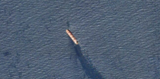 Buque atacado por hutíes se hunde en el mar Rojo, reporta Yemen Un buque atacado por los hutíes se hunde en el mar Rojo, reporta Yemen