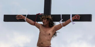 Carpintero filipino es crucificado por 35va en el viacrucis; pide por la paz mundial Carpintero filipino es crucificado por 35va en el viacrucis; pide por la paz mundial