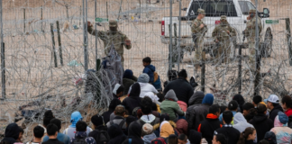 Más de cien migrantes ilegales arrasaron el alambre en El Paso Más de cien migrantes ilegales arrasaron el alambre en El Paso