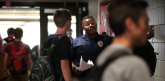 La ley que restringe la fuerza de un Oficial de Recursos Escolares (SRO) fue aprobada La ley que restringe la fuerza de un Oficial de Recursos Escolares (SRO) fue aprobada