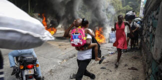 Pandillas criminales incendian puestos policiales en Haití Pandillas criminales incendian puestos policiales en Haití