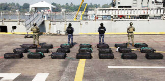 Marina asegura tonelada y media de cocaína en las costas de Michoacán Marina asegura tonelada y media de cocaína en las costas de Michoacán