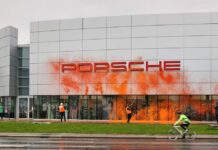 Activistas climáticos vandalizan edificio de concesionario de Porsche en Suiza Activistas climáticos vandalizan edificio de concesionario de Porsche en Suiza