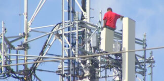 Hombre sube a antena de telefonía celular y la apaga, en Miami Hombre sube a antena de telefonía celular y la apaga, en Miami