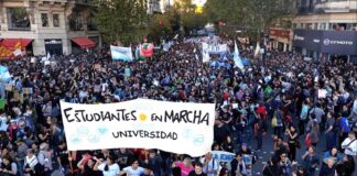 Estudiantes en Argentina rechazan recorte a universidades públicas Miles de estudiantes en Argentina rechazan recorte a universidades públicas