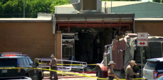 Un muerto y más de 12 heridos tras el choque de un camión contra una oficina Un muerto y más de 12 heridos tras el choque de un camión contra una oficina