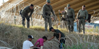 En la frontera con México, los migrantes buscan ser tratados por la patrulla fronteriza En la frontera con México, los migrantes buscan ser tratados por la patrulla fronteriza