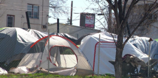 Alerta: otro campamento de personas sin hogar se instala en Fifth Avenue South Alerta: otro campamento de personas sin hogar se instala en Fifth Avenue South