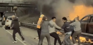 Video muestra heroico rescate de hombre atrapado en auto en llamas Video muestra heroico rescate de hombre atrapado en auto en llamas
