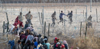 Texas acusó a 214 migrantes de “participación en disturbios” tras arrasar el alambrado en la frontera Texas acusó a 214 migrantes de “participación en disturbios” tras arrasar el alambrado en la frontera