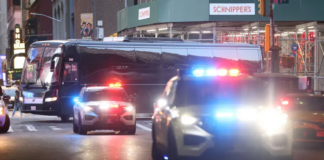 Abbott dice que seguirá transportando inmigrantes ilegales a distintas ciudades de EE.UU. Abbott dice que seguirá transportando inmigrantes ilegales a distintas ciudades de EE.UU.