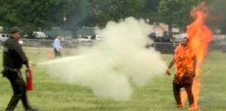 Un hombre se autoinmola afuera del juicio penal contra Trump Un hombre se autoinmola afuera del juicio penal contra Trump