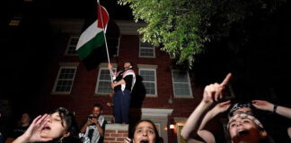 Estudiantes propalestinos reacampan tras desalojo en Universidad de Washington Estudiantes propalestinos reacampan tras desalojo en Universidad de Washington