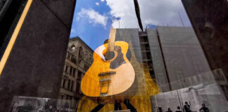 La guitarra perdida de John Lennon reaparece para batir récords de subasta La guitarra perdida de John Lennon reaparece para batir récords de subasta