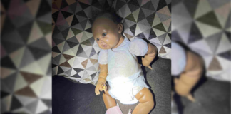 Policías confunden una muñeca con un bebé real e irrumpen dentro de una casa Policías confunden una muñeca con un bebé real e irrumpen dentro de una casa